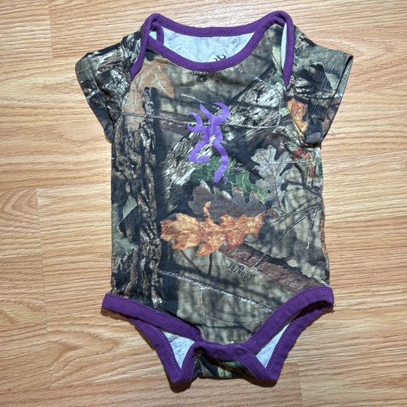 Browning onsie set w/burp cloth/hat camo w/purple trim - Picture 2 of 6